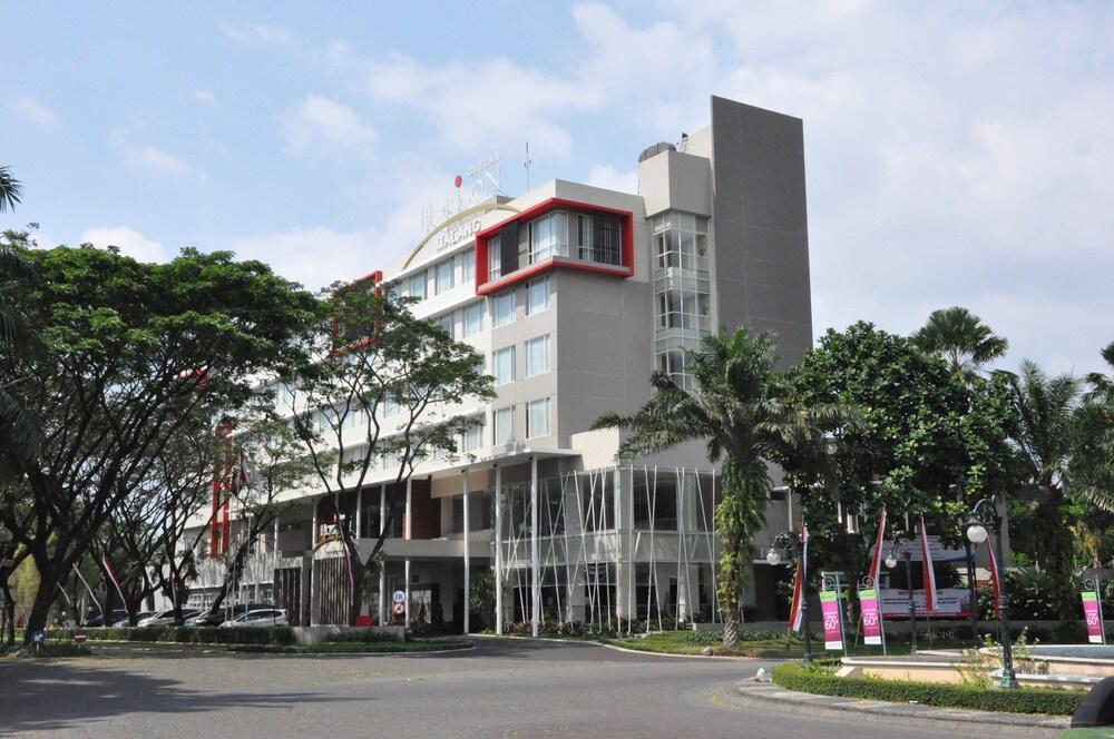 Hotel Grand Cakra 4*
