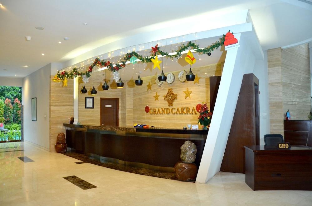 Hotel Grand Cakra 4*