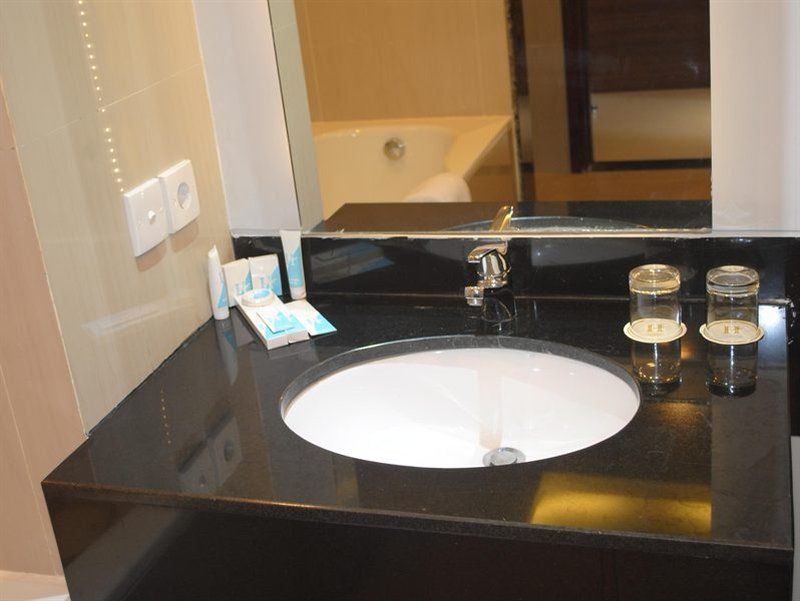 Grand Cakra Hotel 4*
