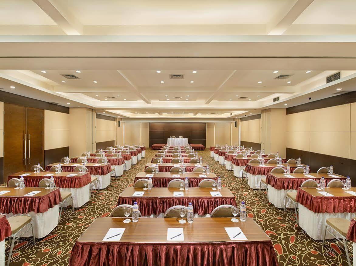Hotel Grand Cakra 4*