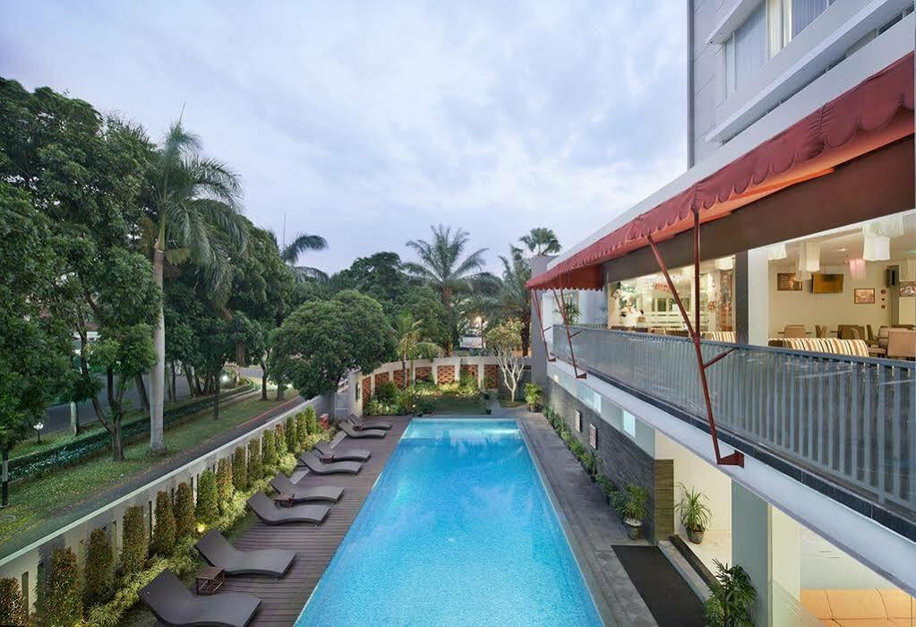 Hotel Grand Cakra 4*